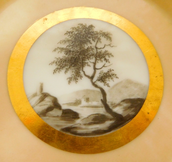 Manufacture Halley : 6 tasses en porcelaine de Paris dorée, paysages en grisaille, époque Empire