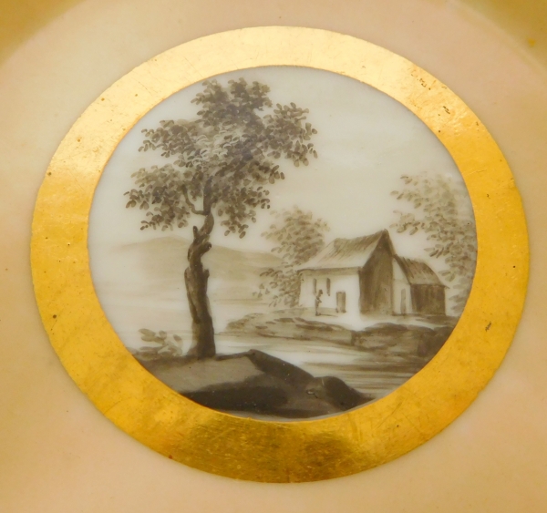 Manufacture Halley : 6 tasses en porcelaine de Paris dorée, paysages en grisaille, époque Empire