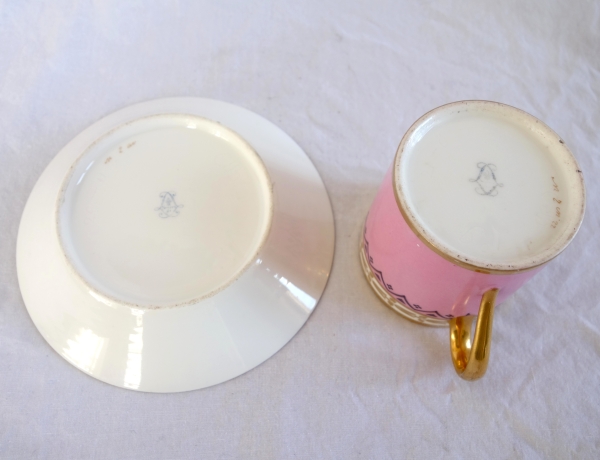 Manufacture Royale de Sèvres 1821 : suite 6 tasses à café litron en porcelaine à décor Egyptien