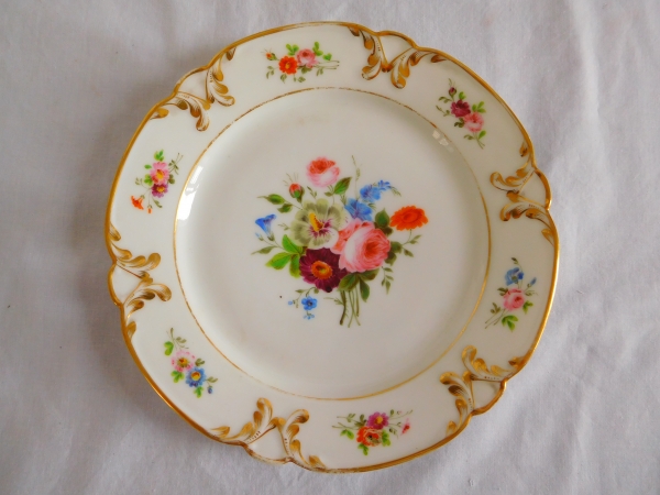 Service à dessert : 8 assiettes en porcelaine de Paris à décor fleuri - vers 1840