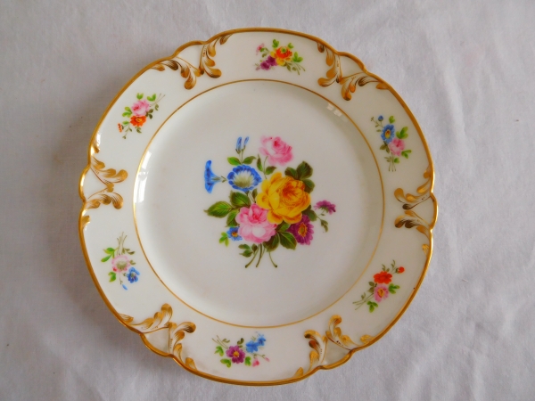 Service à dessert : 8 assiettes en porcelaine de Paris à décor fleuri - vers 1840