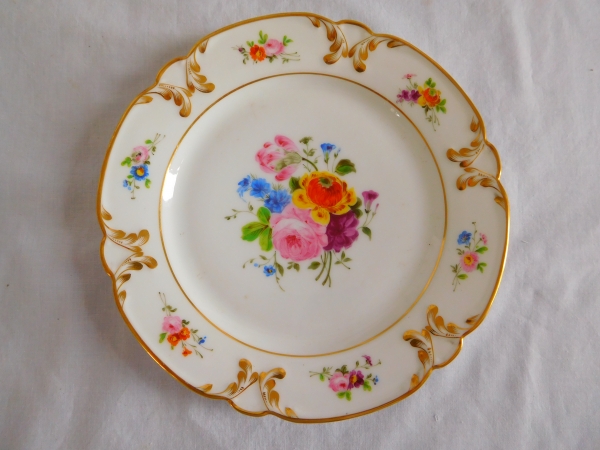 Service à dessert : 8 assiettes en porcelaine de Paris à décor fleuri - vers 1840