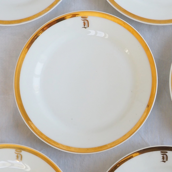 Série de 8 assiettes à dessert en porcelaine de Paris - monogramme D couronné et filets or