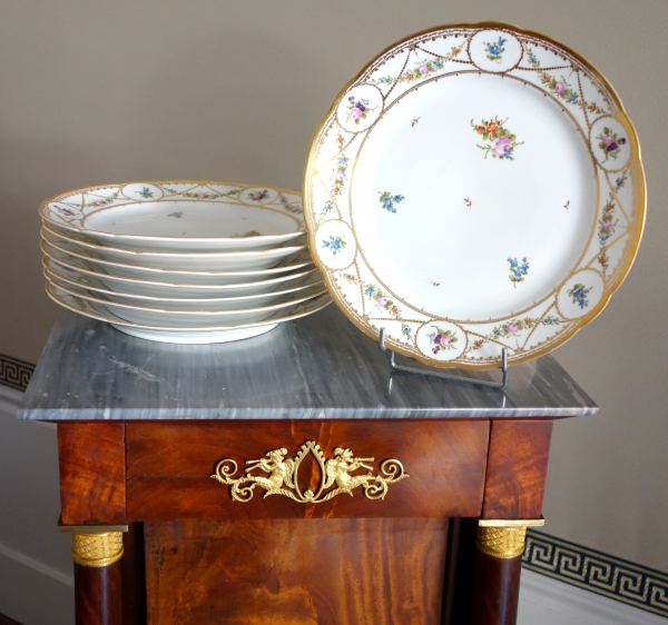 Manufacture de Nyon : 8 assiettes de table en porcelaine polychrome & or, époque XVIIIe siècle