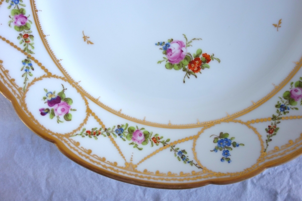 Manufacture de Nyon : 8 assiettes de table en porcelaine polychrome & or, époque XVIIIe siècle