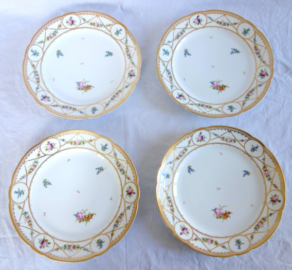 Manufacture de Nyon : 8 assiettes de table en porcelaine polychrome & or, époque XVIIIe siècle