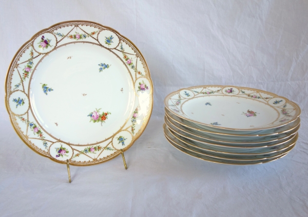 Manufacture de Nyon : 8 assiettes de table en porcelaine polychrome & or, époque XVIIIe siècle