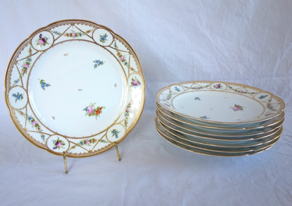 Manufacture de Nyon : 8 assiettes de table en porcelaine polychrome & or, époque XVIIIe siècle