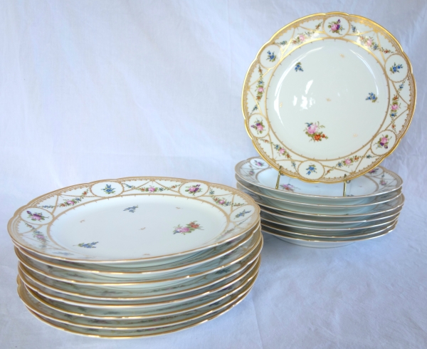 Manufacture de Nyon : 8 assiettes de table en porcelaine polychrome & or, époque XVIIIe siècle