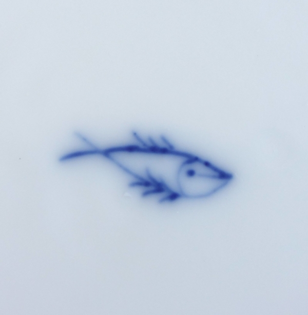 Manufacture de Nyon : 8 assiettes de table en porcelaine polychrome & or, époque XVIIIe siècle