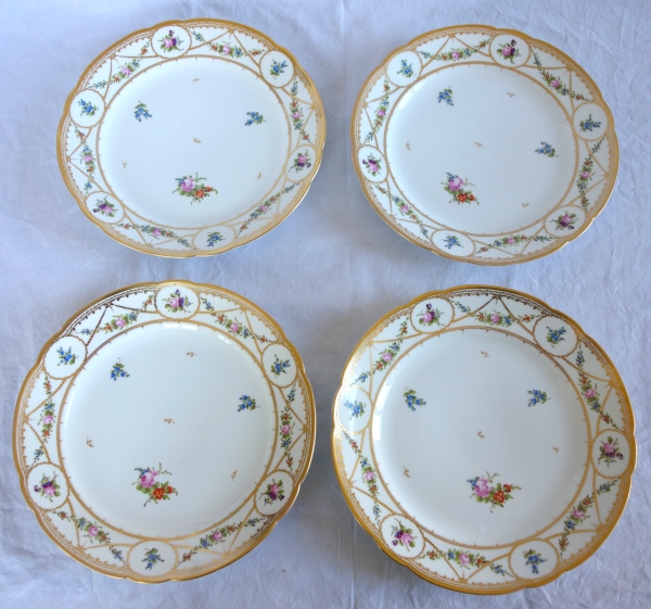 Manufacture de Nyon : 8 assiettes de table en porcelaine polychrome & or, époque XVIIIe siècle