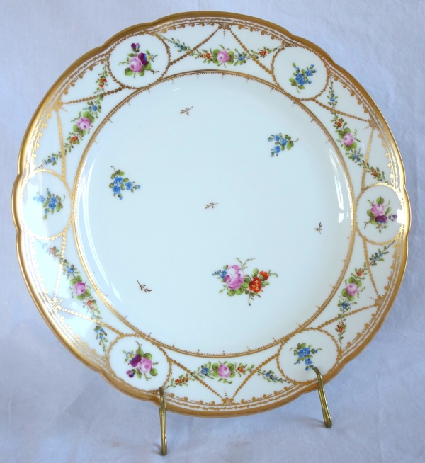 Manufacture de Nyon : 8 assiettes de table en porcelaine polychrome & or, époque XVIIIe siècle