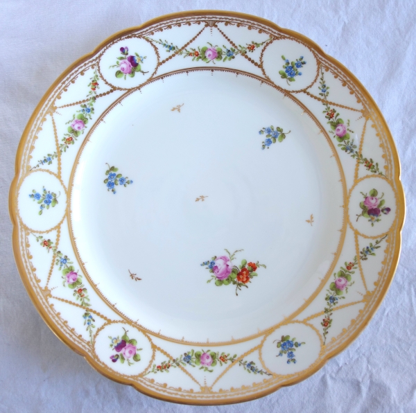 Manufacture de Nyon : 8 assiettes de table en porcelaine polychrome & or, époque XVIIIe siècle