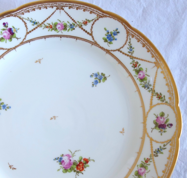 Manufacture de Nyon : 8 assiettes de table en porcelaine polychrome & or, époque XVIIIe siècle