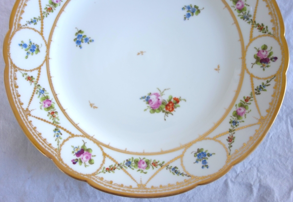 Manufacture de Nyon : 8 assiettes de table en porcelaine polychrome & or, époque XVIIIe siècle