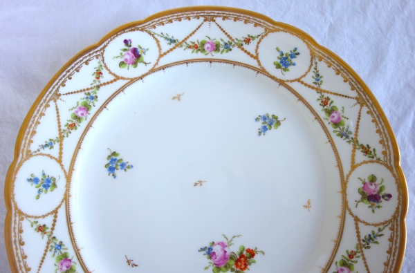 Manufacture de Nyon : 8 assiettes de table en porcelaine polychrome & or, époque XVIIIe siècle