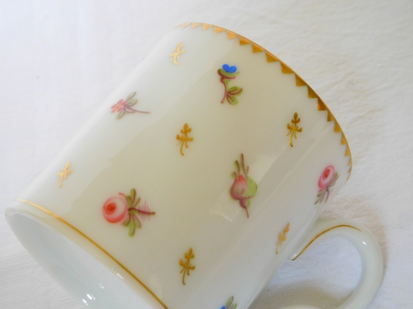 Service de 8 tasses à café litron en porcelaine de Nyon semis de fleurs et or - époque XVIIIe, marquées