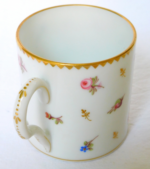 Service de 8 tasses à café litron en porcelaine de Nyon semis de fleurs et or - époque XVIIIe, marquées