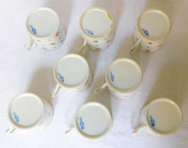 Service de 8 tasses à café litron en porcelaine de Nyon semis de fleurs et or - époque XVIIIe, marquées