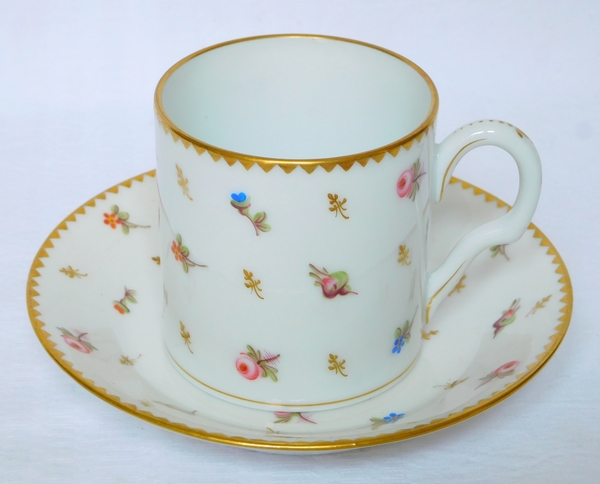 Service de 8 tasses à café litron en porcelaine de Nyon semis de fleurs et or - époque XVIIIe, marquées