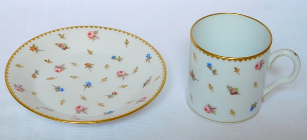 Service de 8 tasses à café litron en porcelaine de Nyon semis de fleurs et or - époque XVIIIe, marquées