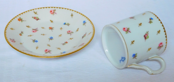 Service de 8 tasses à café litron en porcelaine de Nyon semis de fleurs et or - époque XVIIIe, marquées