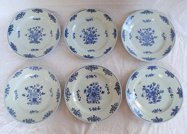 Compagnie des Indes : suite de 9 assiettes en porcelaine de Chine à décor bleu - époque XVIIIe siècle