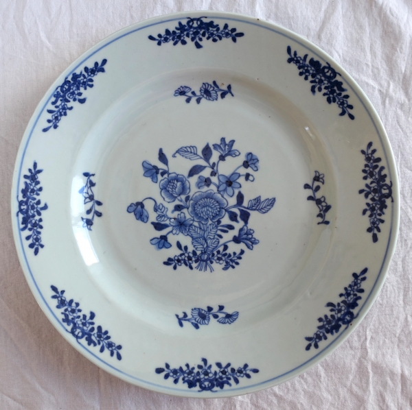 Compagnie des Indes : suite de 9 assiettes en porcelaine de Chine à décor bleu - époque XVIIIe siècle