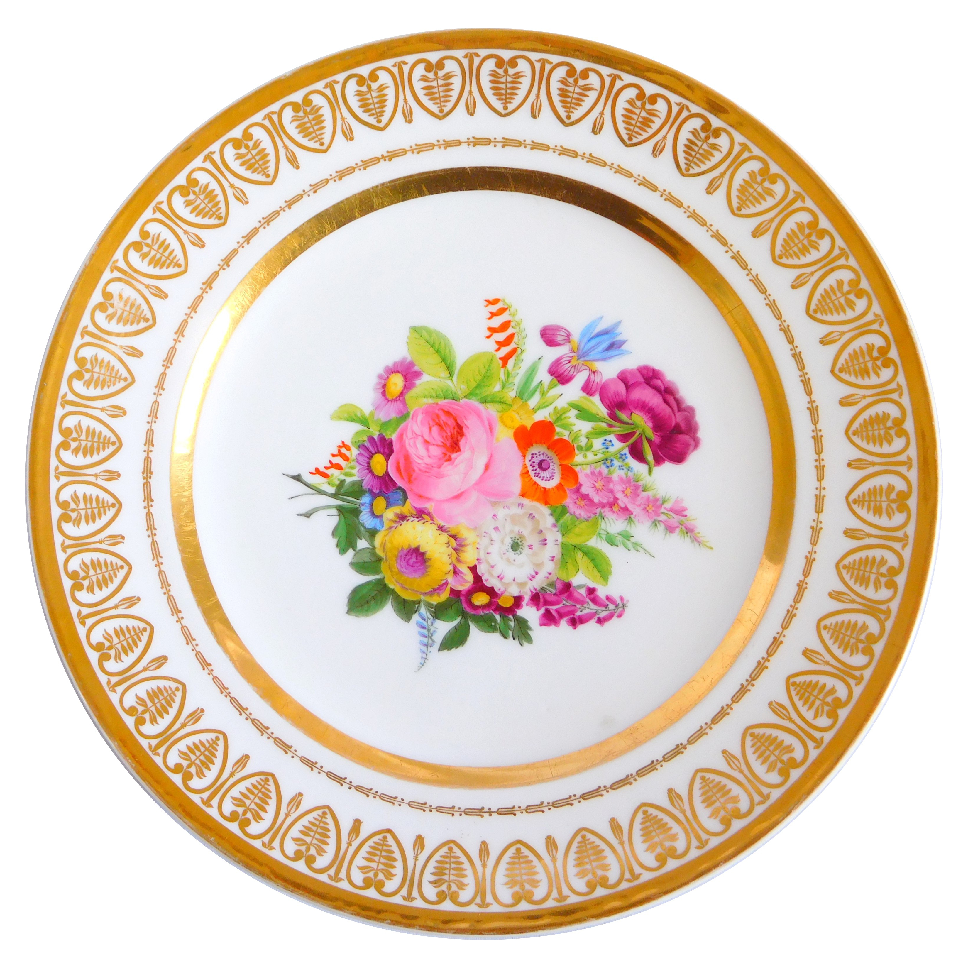 Assiette de table en porcelaine de Paris décor floral polychrome et or - époque Charles X