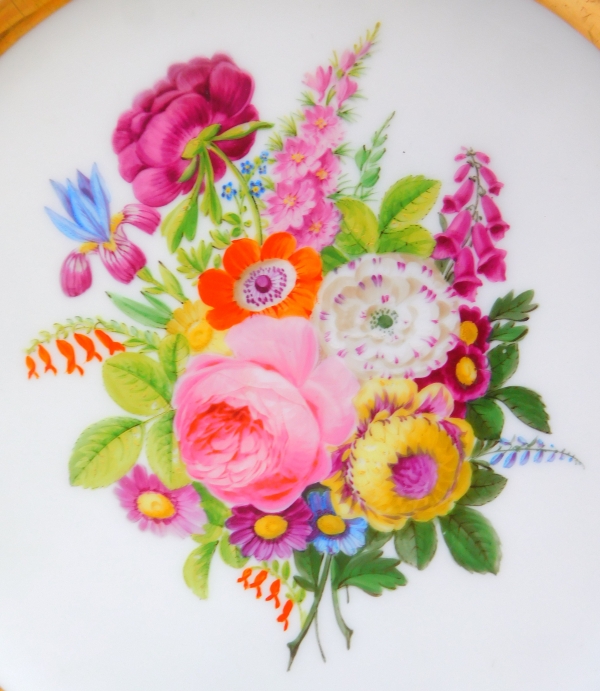 Assiette de table en porcelaine de Paris décor floral polychrome et or - époque Charles X