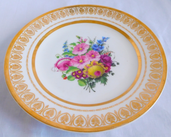 Assiette de table en porcelaine de Paris décor floral polychrome et or - époque Charles X