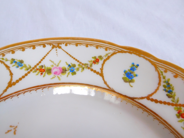 Manufacture de Nyon : assiette de table en porcelaine polychrome et or d'époque XVIIIe siècle 