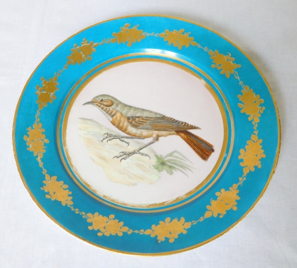 Sèvres 1867 : assiette en porcelaine polychrome et dorée à l'or, décor de moineau d'après Buffon, époque XIXe