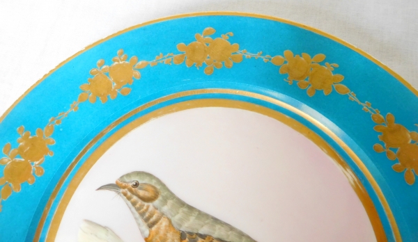 Sèvres 1867 : assiette en porcelaine polychrome et dorée à l'or, décor de moineau d'après Buffon, époque XIXe