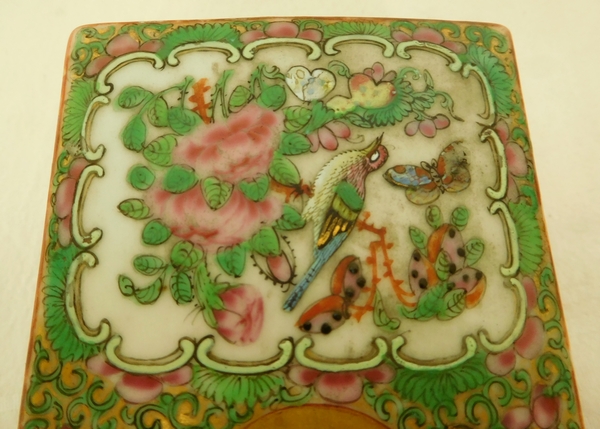 Boîte à pinceaux - baguettes en porcelaine de Canton à décor polychrome et or