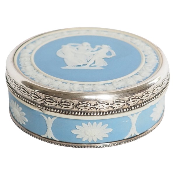 Wedgwood : boîte en biscuit polychrome montée argent massif, poinçon Minerve