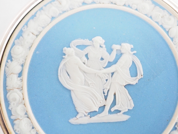 Wedgwood : boîte en biscuit polychrome montée argent massif, poinçon Minerve