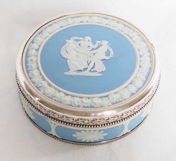 Wedgwood : boîte en biscuit polychrome montée argent massif, poinçon Minerve