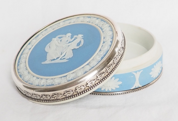 Wedgwood : boîte en biscuit polychrome montée argent massif, poinçon Minerve