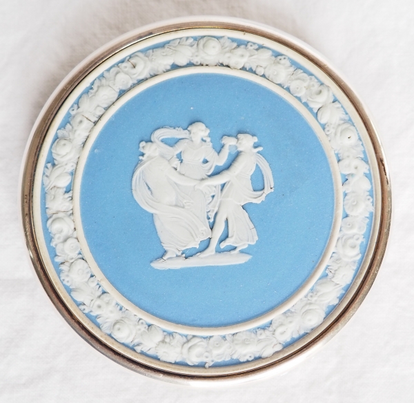 Wedgwood : boîte en biscuit polychrome montée argent massif, poinçon Minerve