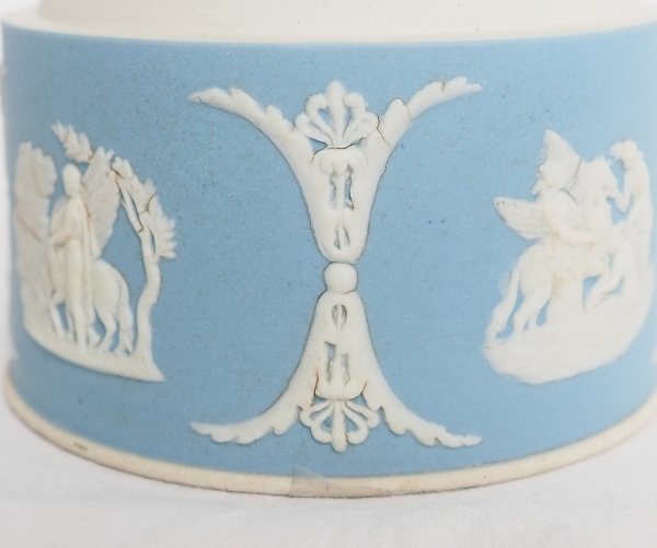 Wedgwood : boîte en biscuit polychrome bleu clair