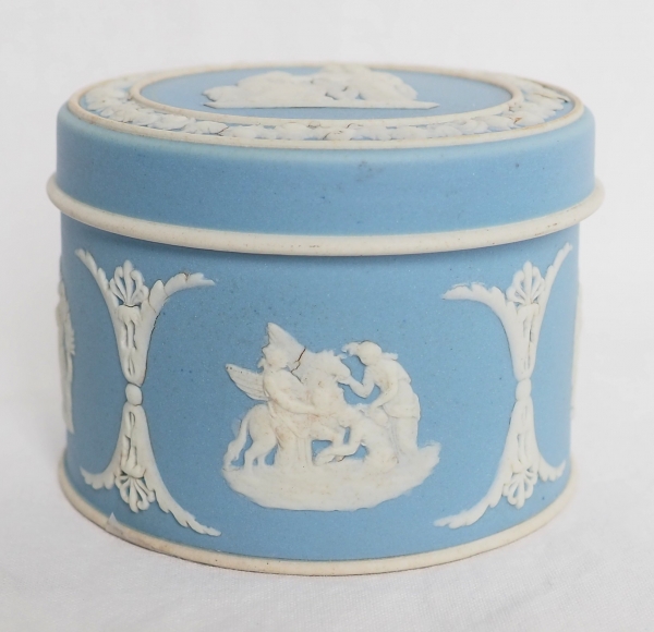 Wedgwood : boîte en biscuit polychrome bleu clair