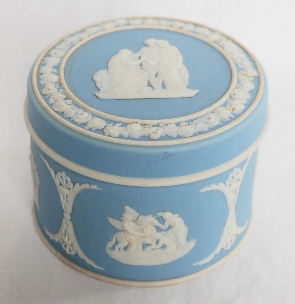 Wedgwood : light blue porcelain box, porcelain biscuit