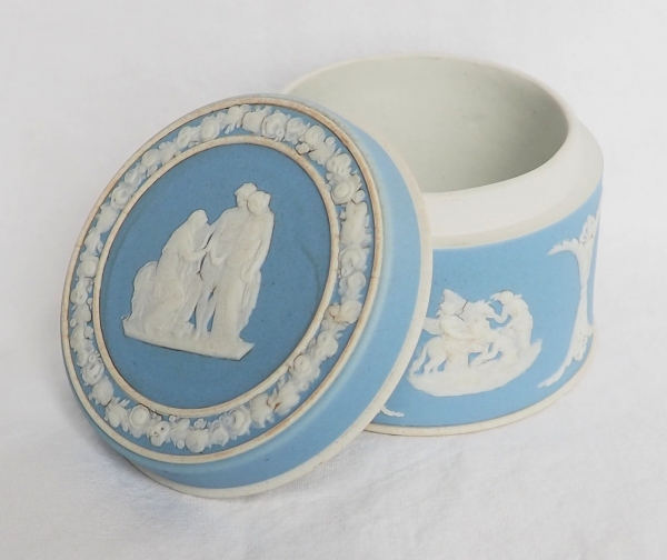 Wedgwood : boîte en biscuit polychrome bleu clair