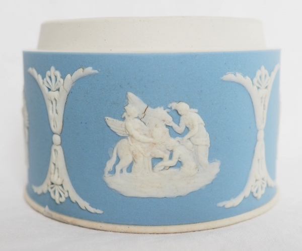 Wedgwood : boîte en biscuit polychrome bleu clair