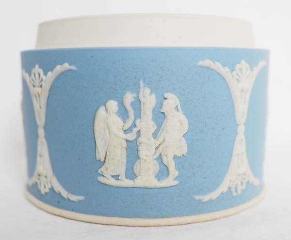 Wedgwood : boîte en biscuit polychrome bleu clair