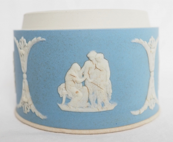 Wedgwood : boîte en biscuit polychrome bleu clair