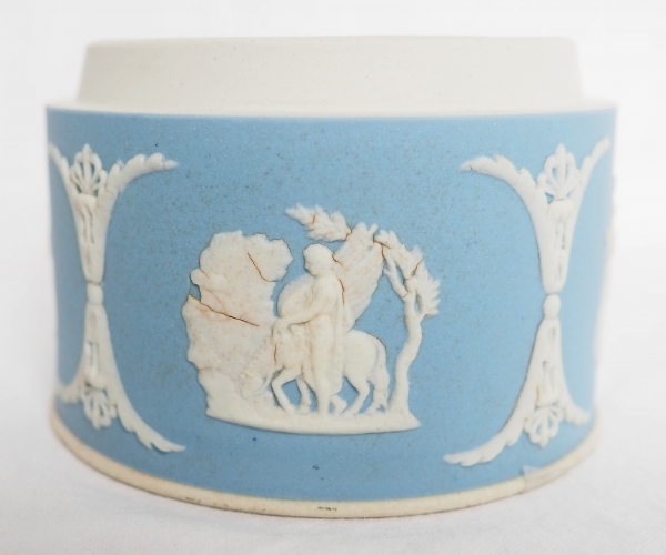 Wedgwood : boîte en biscuit polychrome bleu clair