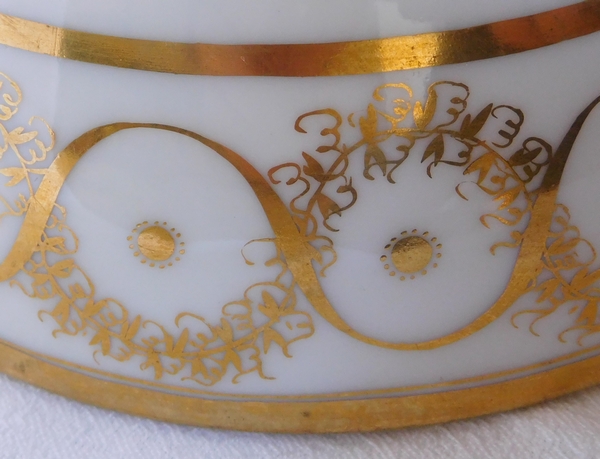 Paris porcelain bowl enhanced with fine gold, early 19th century