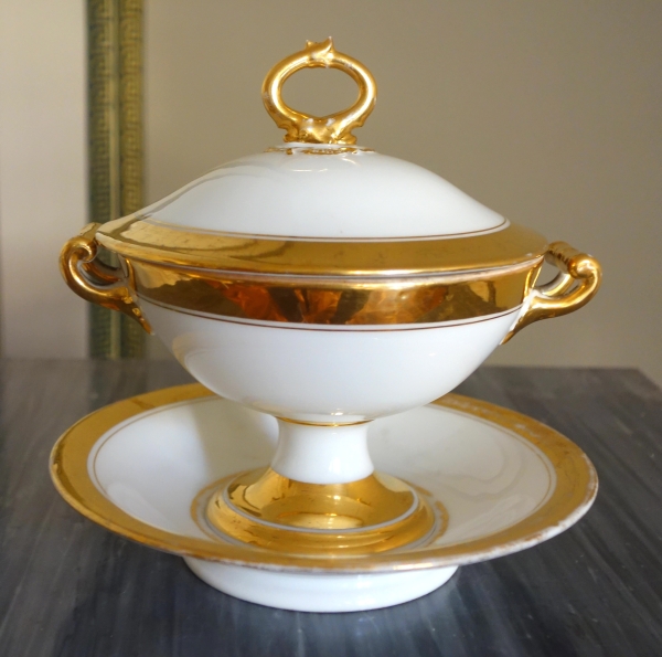 Empire Paris porcelain covered dish or candy box, 19th century circa 1830
